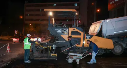 Buca’da asfalt seferberliği: Başkan Duman gece mesaisinde