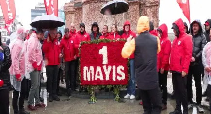 DİSK Taksim Anıtı’na çelenk bıraktı