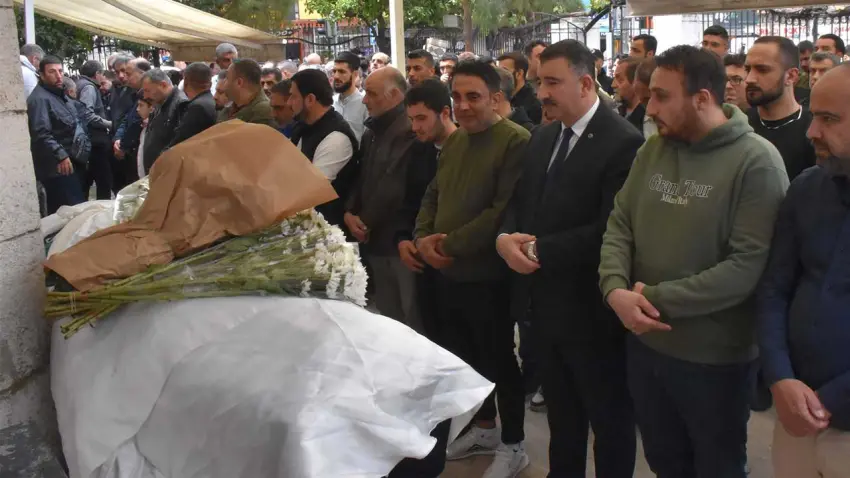 Genç Hatice’ye hüzünlü veda: Gelinlikle uğurlandı haberinin görseli