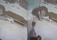 Aracın altına giren çocuk ezilmekten son anda kurtuldu