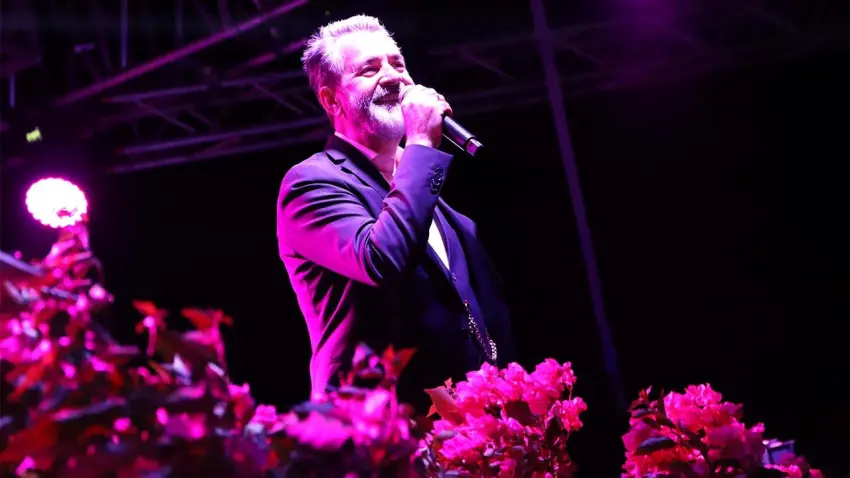 Bayındır Çiçek Festivali’nde türkü ziyafeti: Hüseyin Turan sahne aldı haberinin görseli
