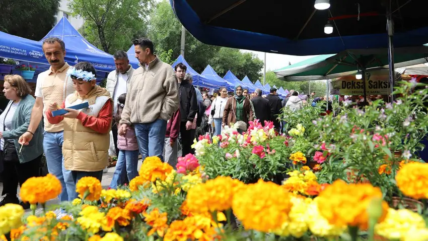 Bayındır Çiçek Festivali ziyaretçi akınına uğradı haberinin görseli