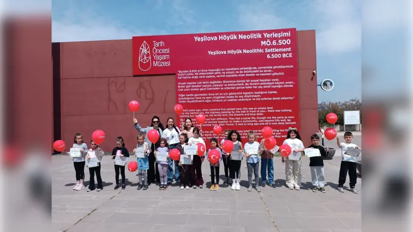 Bornova’da minikler Taş Devri’ne yolculuk yaptı: Yeşilova Höyüğü’nde zamanın izinde renkli etkinlik haberinin görseli