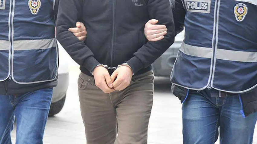 Bornova’da ruhsatsız silah operasyonu: 3 gözaltı haberinin görseli
