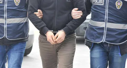 Bornova’da ruhsatsız silah operasyonu: 3 gözaltı