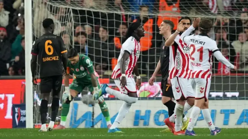 Galatasaray'ın Samsun’da kabus gecesi: Şampiyonluğunu ilan etmek için geldi, 4 gol yedi haberinin görseli