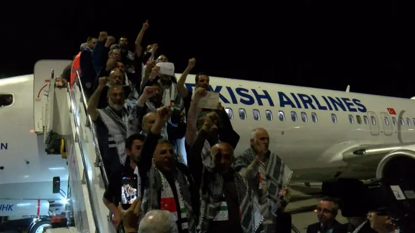 İsrail’in alıkoyduğu Küresel Sumud Filosu aktivistleri İstanbul’a getirildi haberinin görseli