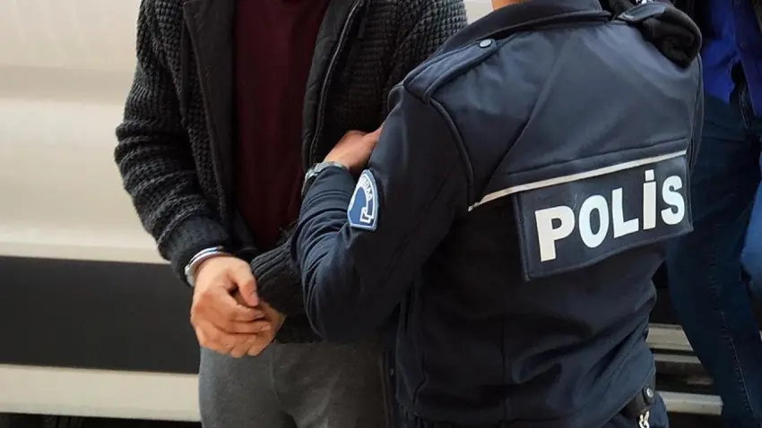İzmir'de parkta uyuyan yaşlı adama saldıran 2 şüpheli tutuklandı haberinin görseli