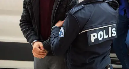 İzmir'de parkta uyuyan yaşlı adama saldıran 2 şüpheli tutuklandı