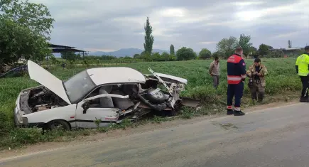 İzmir'de süt kamyonu ile otomobil çarpıştı: 5 Yaralı