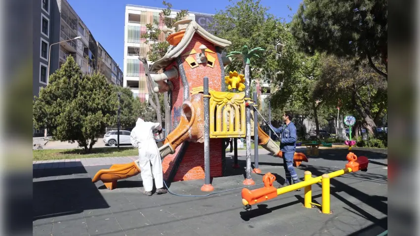Konak’ın parklarında temizlik mesaisi