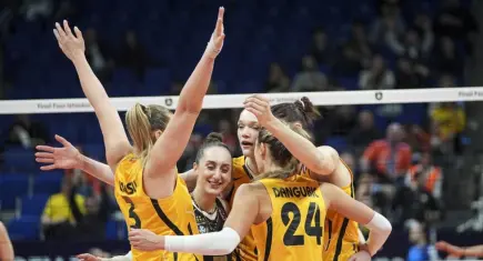 VakıfBank’tan tarihi geri dönüş: 2-0’dan finale