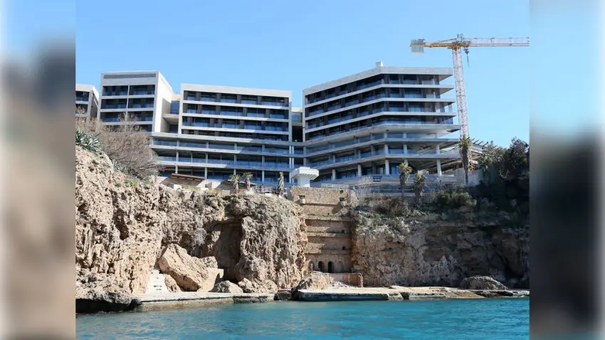 Antalya falezlerinde kaçak yapı temizliği haberinin görseli