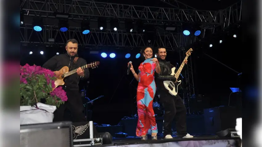 Bayındır Çiçek Festivali'nde Melek Mosso rüzgarı haberinin görseli