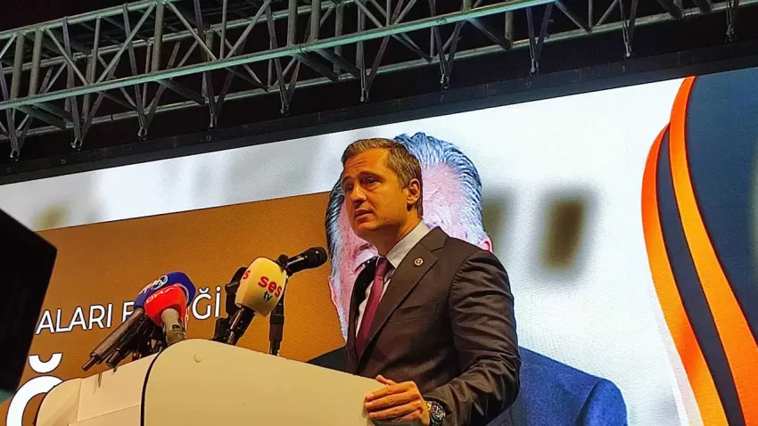Deniz Yücel’den AK Parti’ye yanıt: Siz de İzmir’de neden kazanamadığınızı sorgulayın haberinin görseli