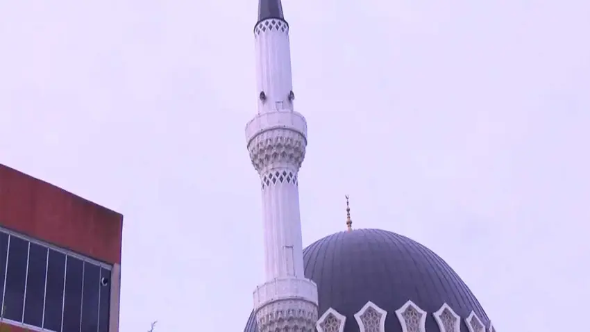 Fırtına nedeniyle caminin minaresi sallandı; 2 bina tahliye edildi haberinin görseli