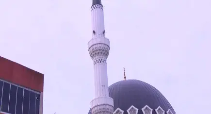 Fırtına nedeniyle caminin minaresi sallandı; 2 bina tahliye edildi