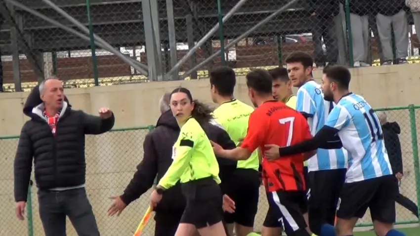 Hakeme yumruk atan futbolcu gözaltına alındı haberinin görseli
