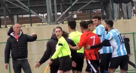 Hakeme yumruk atan futbolcu gözaltına alındı