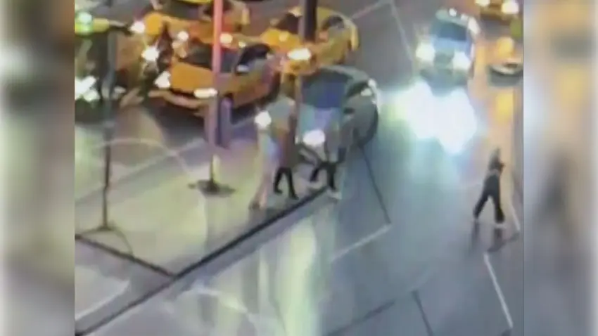 Şişli’de talihsiz kaza: Üzerine trafik ışığı devrilen Mısırlı turist yaşam mücadelesini kaybetti haberinin görseli