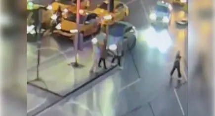 Şişli’de talihsiz kaza: Üzerine trafik ışığı devrilen Mısırlı turist yaşam mücadelesini kaybetti