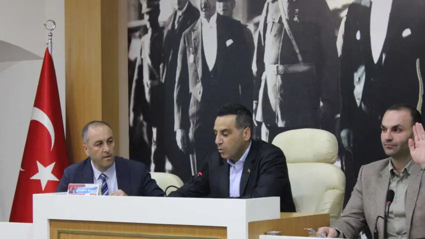 Çiğli Meclisi’nde gerilim: Çöp ve cinayet tartışması haberinin görseli