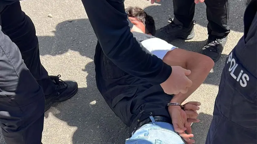 Diyarbakır’da okul önünde silah sesleri: Öğrenciler tahliye edildi, 2 kişi yakalandı haberinin görseli
