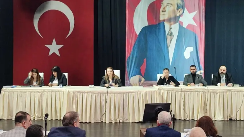 İzmir Büyükşehir arbedesi Konak Meclisi’nde tansiyonu yükseltti  haberinin görseli