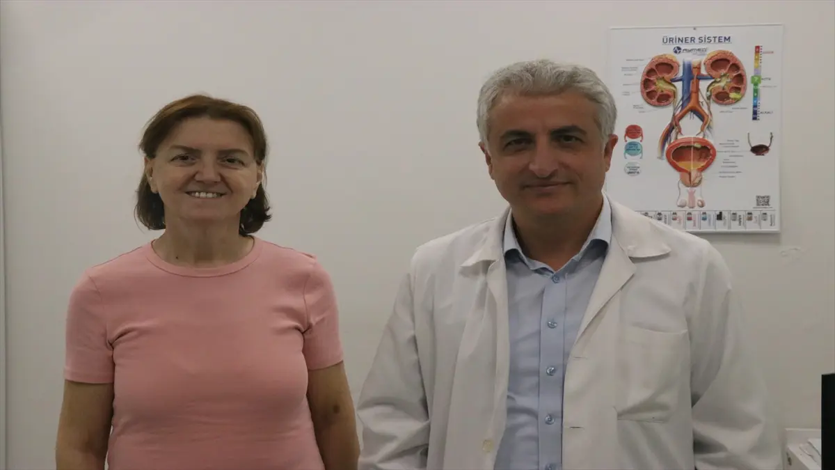 Kanser teşhisi konulan kadın hastaya ince bağırsağından mesane yapıldı görseli