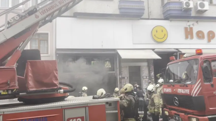 Zincir marketin deposunda yangın: 12 kişi tahliye edildi haberinin görseli
