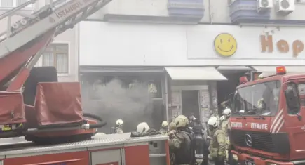 Zincir marketin deposunda yangın: 12 kişi tahliye edildi