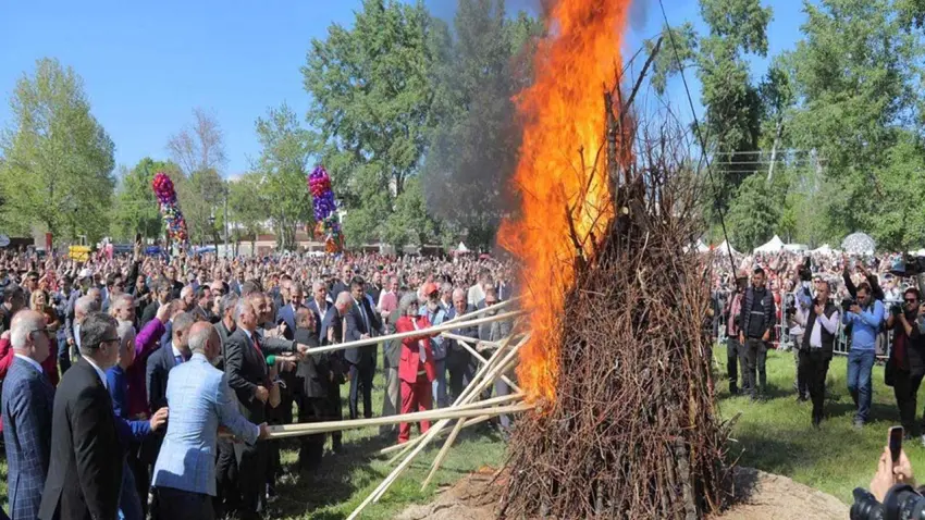 1400 yıllık 'Kakava' ateşi yandı:Binlerce kişilik bahar coşkulu başladı haberinin görseli