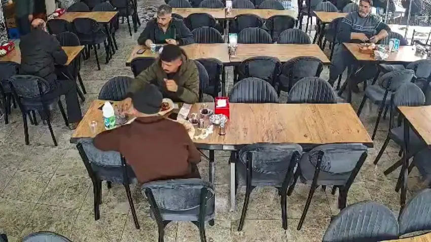 2 porsiyon kanat yediler, hesabı ödemeden kaçtılar: Yarım ayranı da yanında götürdü haberinin görseli
