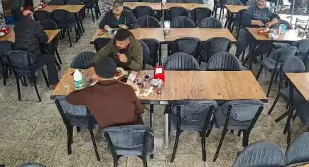 2 porsiyon kanat yediler, hesabı ödemeden kaçtılar: Yarım ayranı da yanında götürdü