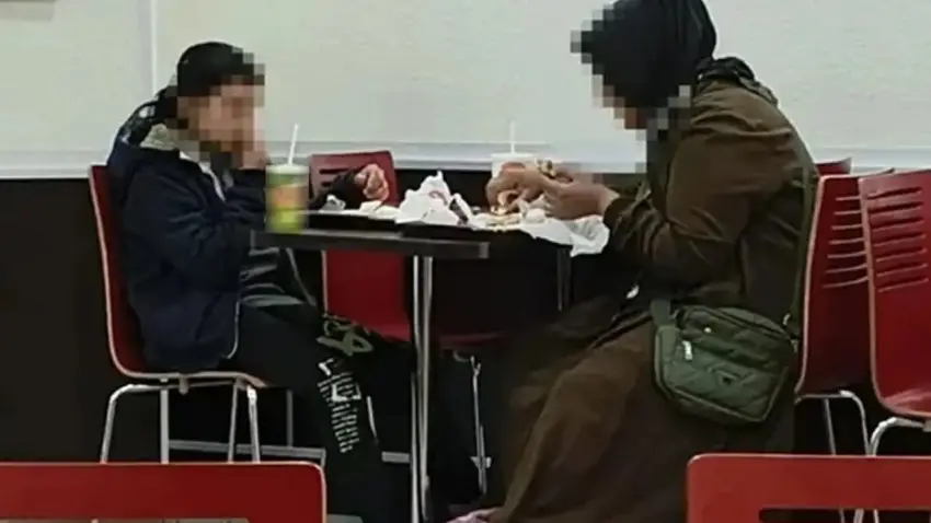 Anne-kızı içeri almayan hamburger zincirine soruşturma haberinin görseli