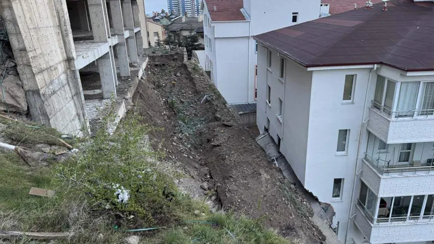 Nevşehir’de istinat duvarı çöktü: Apartman ve anaokulu tahliye edildi haberinin görseli