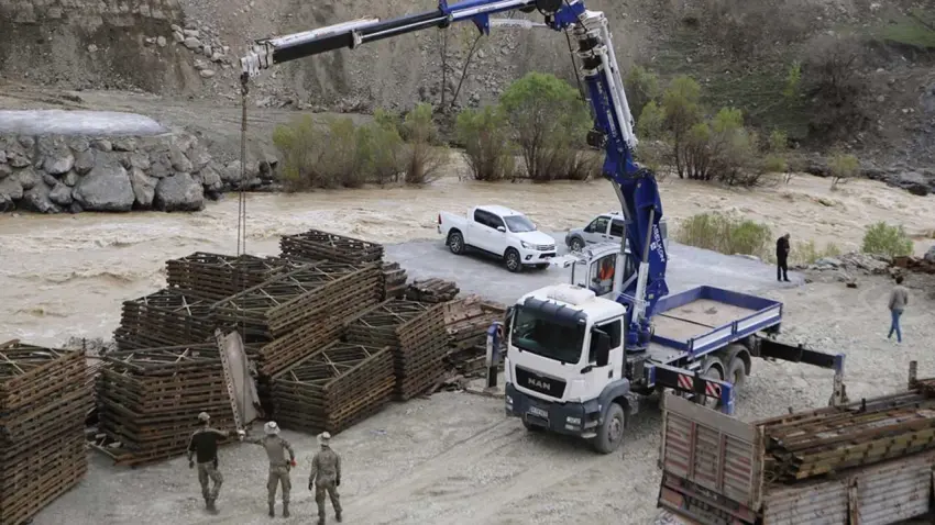 Zap Suyu’na Mehmetçik dokunuşu: Heyelan bölgesine panel köprü kuruluyor haberinin görseli