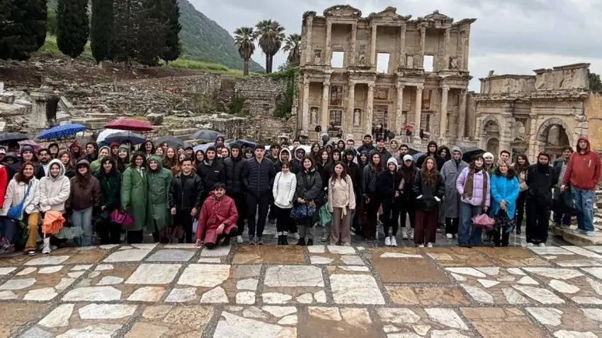 İYTE öğrencileri Efes Selçuk’ta tarih ve kent dokusunu inceledi haberinin görseli