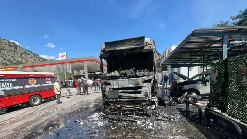 Akaryakıt istasyonunda tanker alev alev yandı haberinin görseli