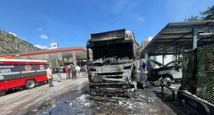 Akaryakıt istasyonunda tanker alev alev yandı