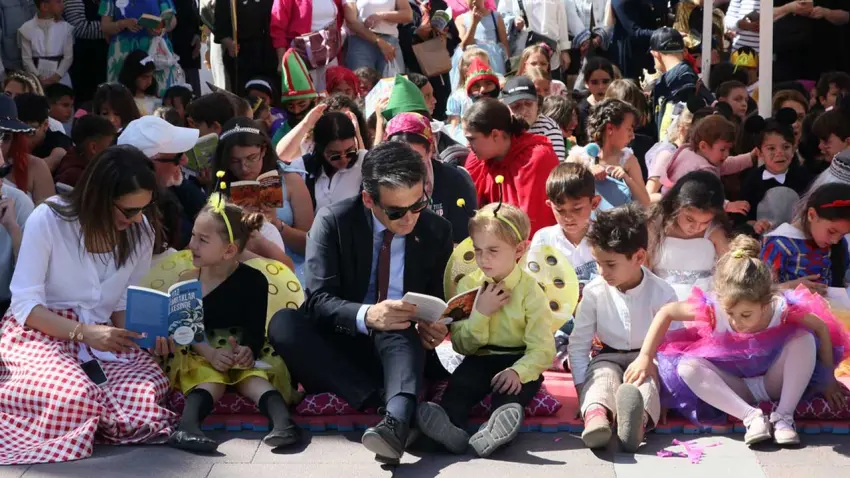 Çeşme’de Kitap Şenliği: Öğrenciler kahramanlarını canlandırıp kitap takası yaptı haberinin görseli