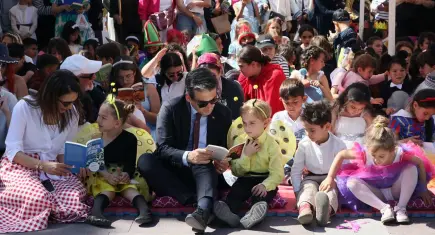 Çeşme’de Kitap Şenliği: Öğrenciler kahramanlarını canlandırıp kitap takası yaptı