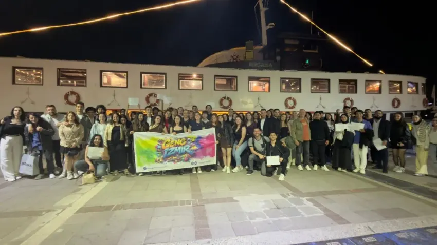 Genç İzmir gönüllüleri Bergama Vapuru’nda bir araya geldi haberinin görseli
