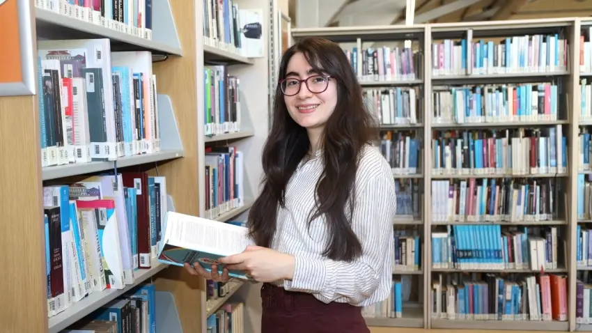 İEÜ’lü genç çevirmen Berra Okudurlar Oxford yolunda haberinin görseli