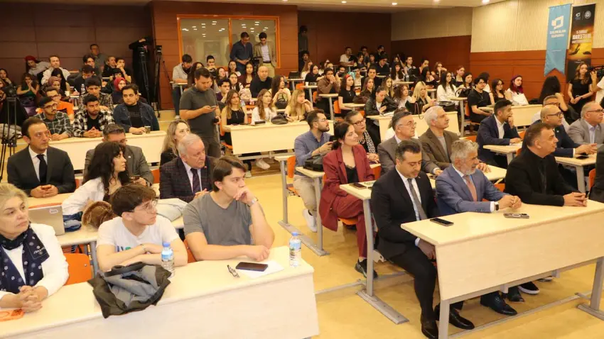 İzmir'de 15 Temmuz manşetleri yeniden atıldı haberinin görseli