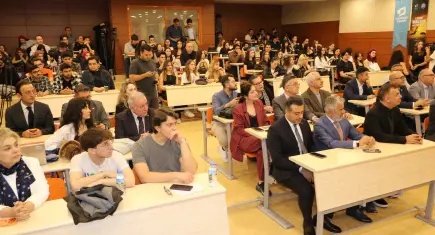 İzmir'de 15 Temmuz manşetleri yeniden atıldı
