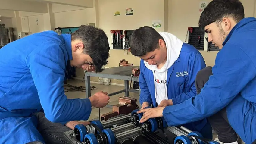 İzmir'de meslek lisesi öğrencileri becerilerini toplum yararına sergiliyor haberinin görseli