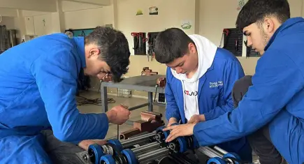 İzmir'de meslek lisesi öğrencileri becerilerini toplum yararına sergiliyor