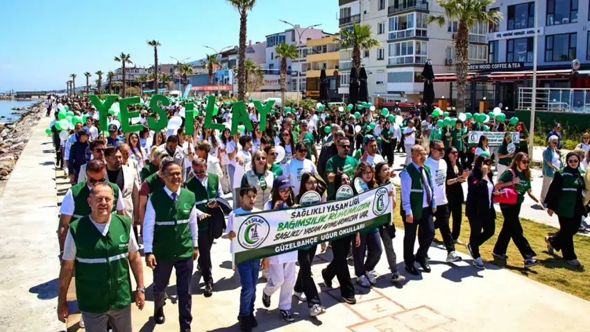 İzmir'de sağlıklı yaşam için yürüyüş düzenlendi haberinin görseli