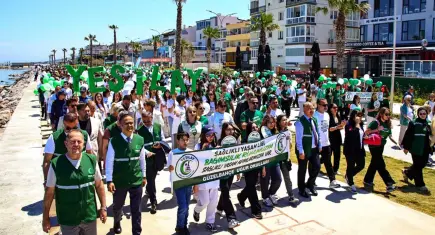 İzmir'de sağlıklı yaşam için yürüyüş düzenlendi